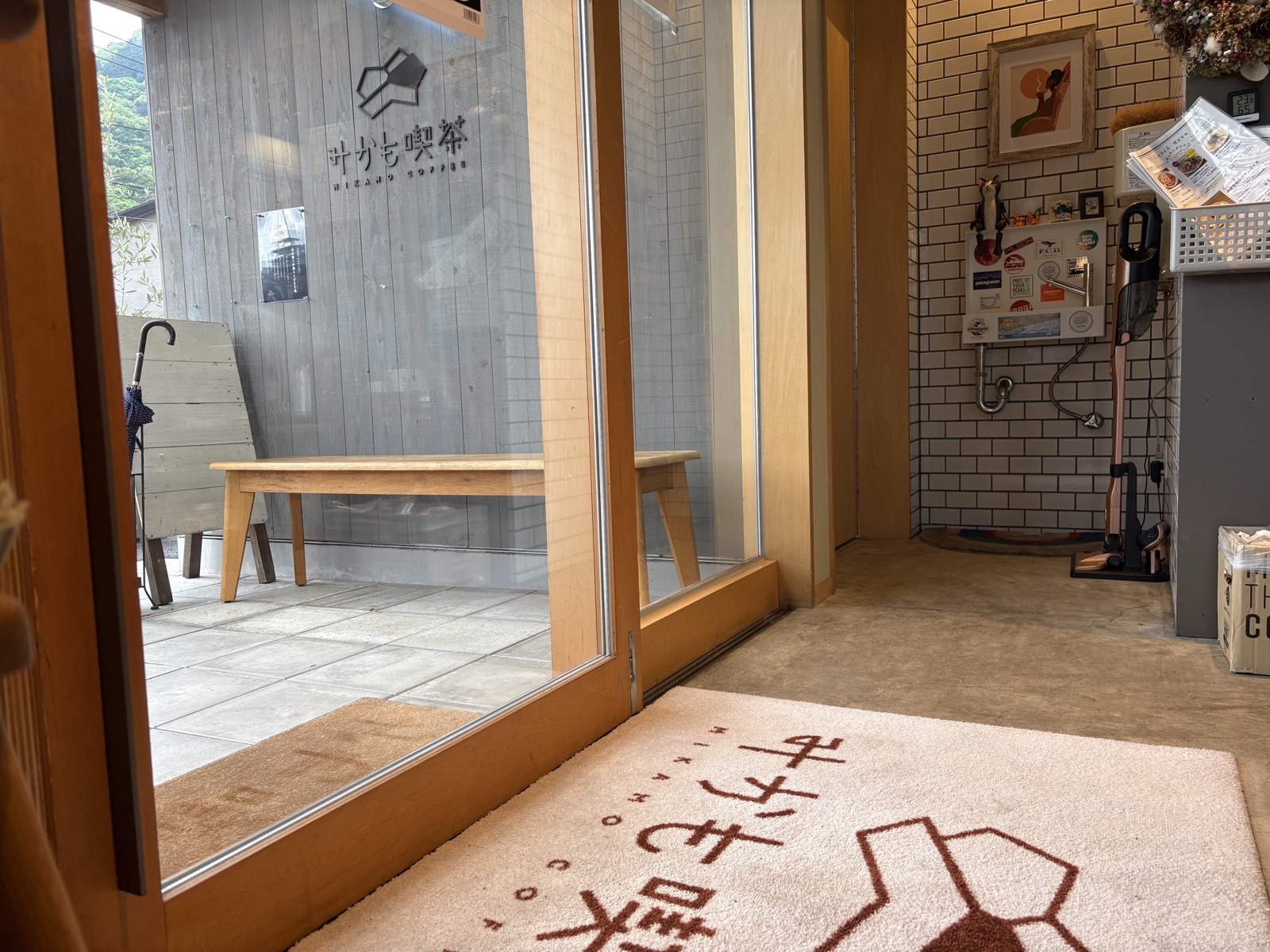 みかも喫茶の店舗入口・木製ベンチ・ロゴマット｜徳島・東みよし町のドッグランカフェ・四国