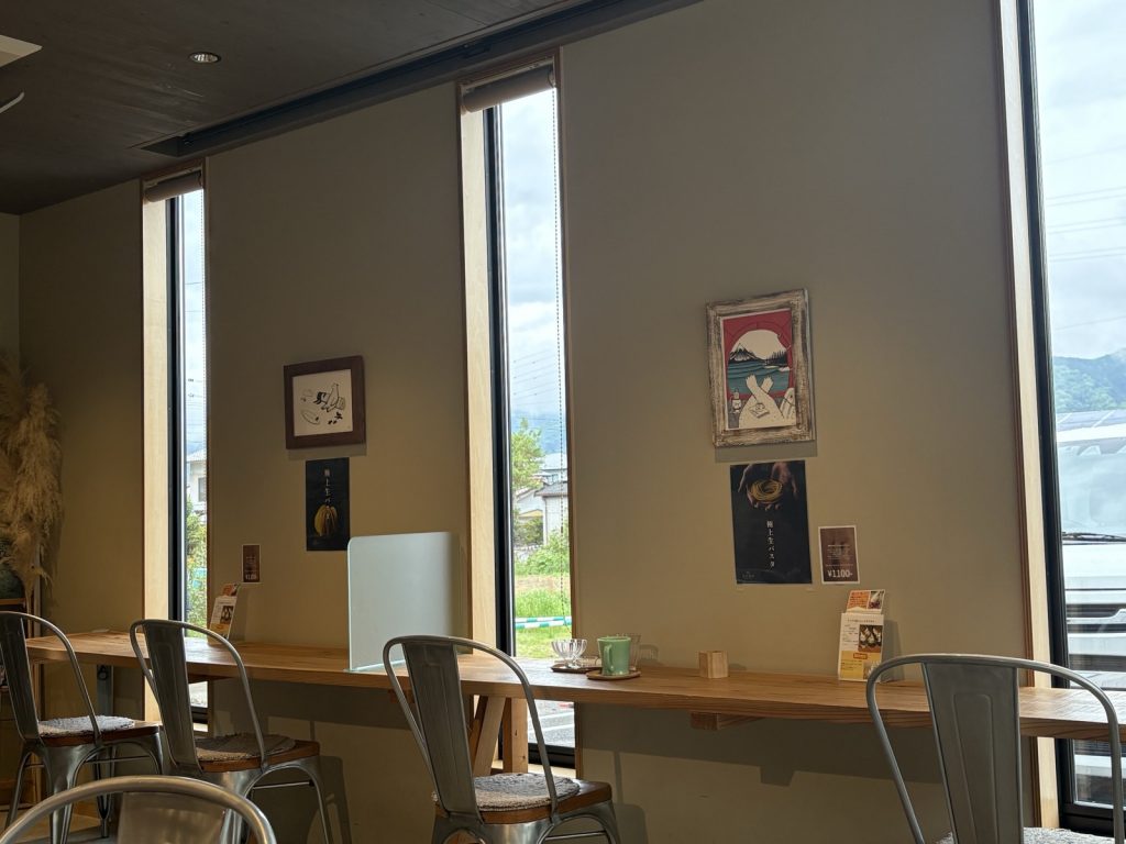 みかも喫茶の窓席カウンター・にし阿波の山並みと極上生パスタ|徳島・四国のドッグランカフェ