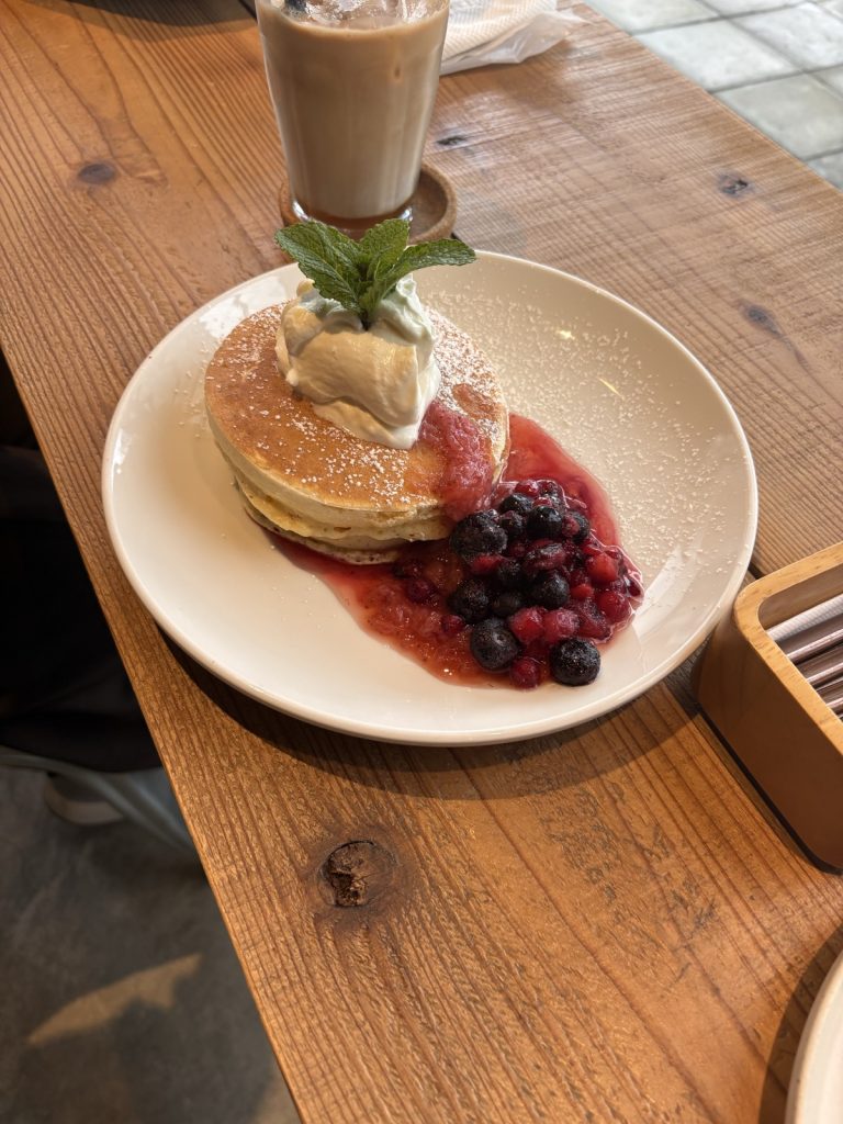 みかも喫茶のベリーパンケーキ・粉糖・ホイップクリーム・ミント|徳島・四国で一番のスイーツカフェ
