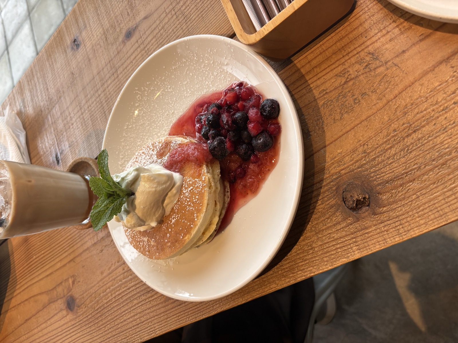 みかも喫茶のベリーパンケーキ・粉糖・ホイップクリーム・ミント｜徳島・四国で一番のスイーツカフェ