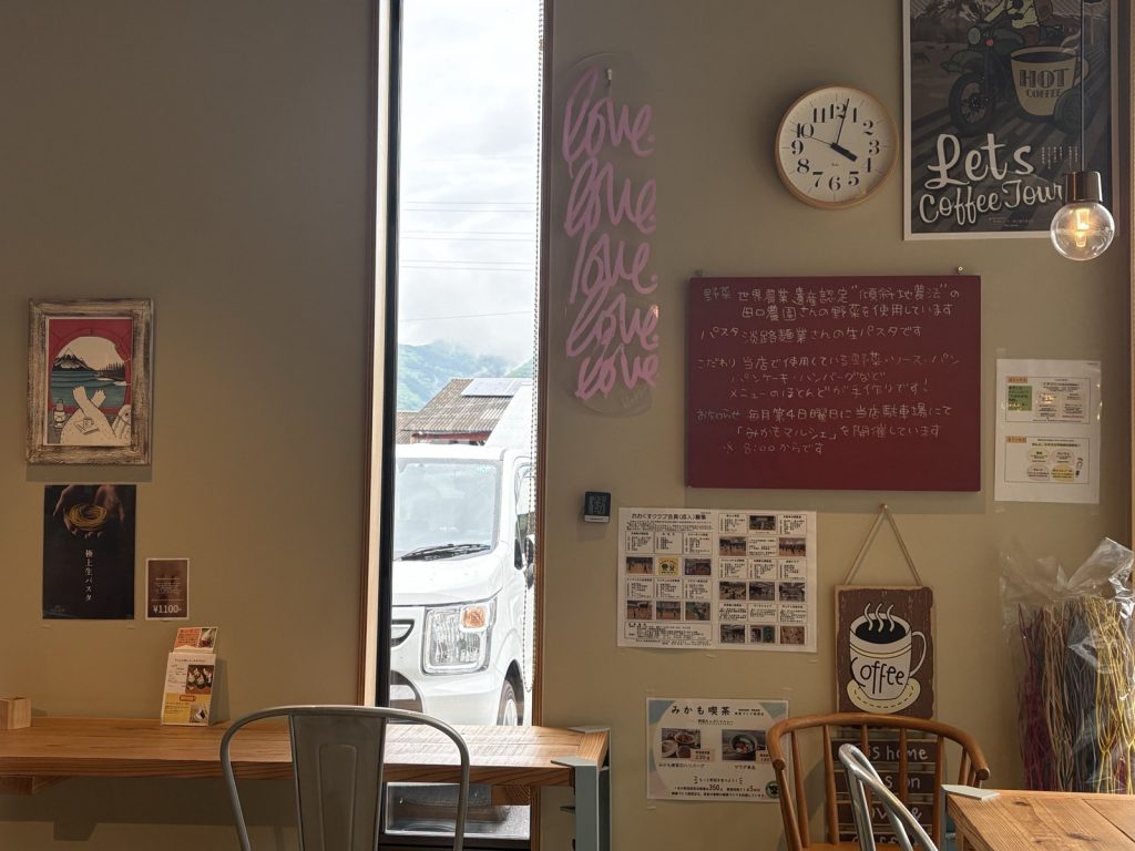初夏のみかも喫茶は何時に行くのがいい?犬連れ・家族ランチ・午後カフェの時間帯別ガイド アイキャッチ画像