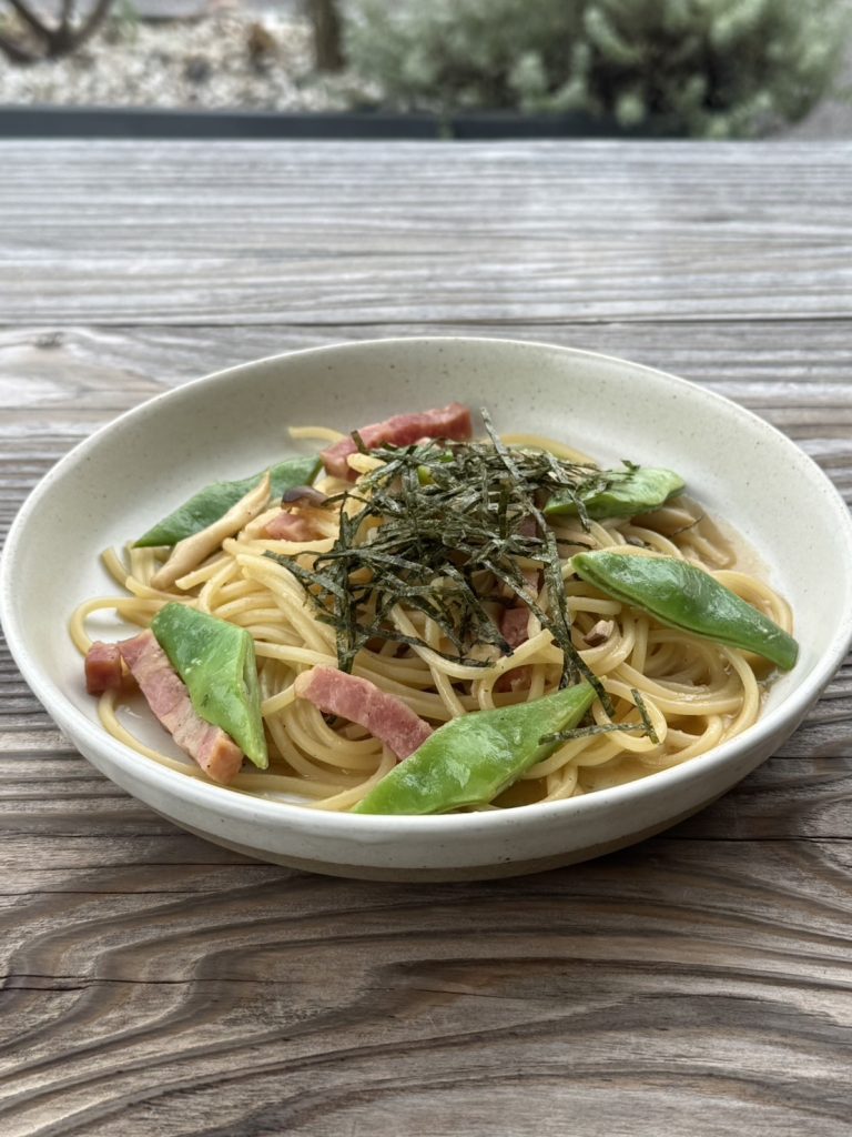 きのこ、ベーコン、モロッコいんげんを合わせたみかも喫茶の和風パスタ